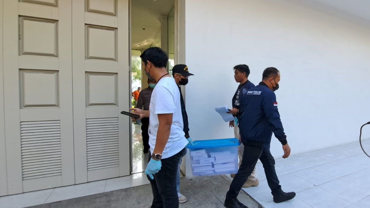 6 Jam Digeledah, Polisi Amankan 3 Kotak Berisi Dokumen dari Rumah Super Mewah Milik Bos Judi Online Terbesar di Sumut