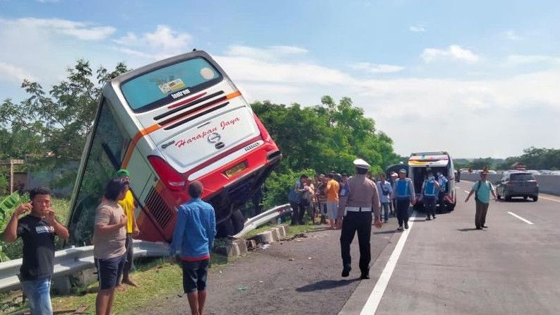 Bus Harapan Jaya Nyungsep di Jalan Tol Surabaya-Mojokerto, Beruntung Belasan Penumpang Selamat