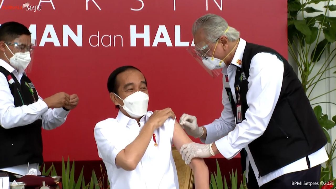 Momen Tangan Dokter Yang Suntik Vaksin Covid-19 Ke Jokowi Gemetar