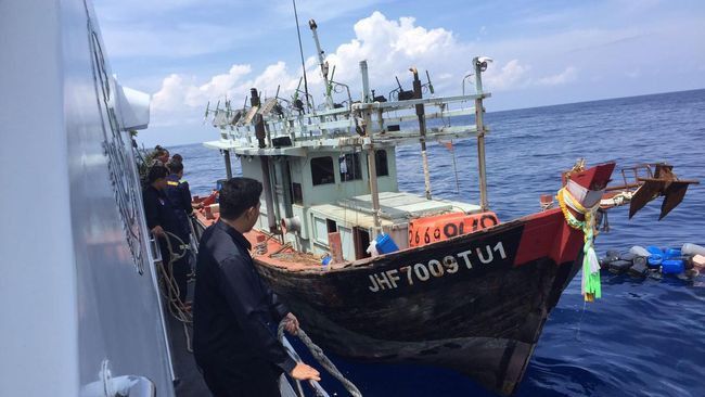 Drama Kejar-Kejaran dan Tembakan, Bakamla RI Amankan Kapal Vietnam Pencuri Ikan di Natuna