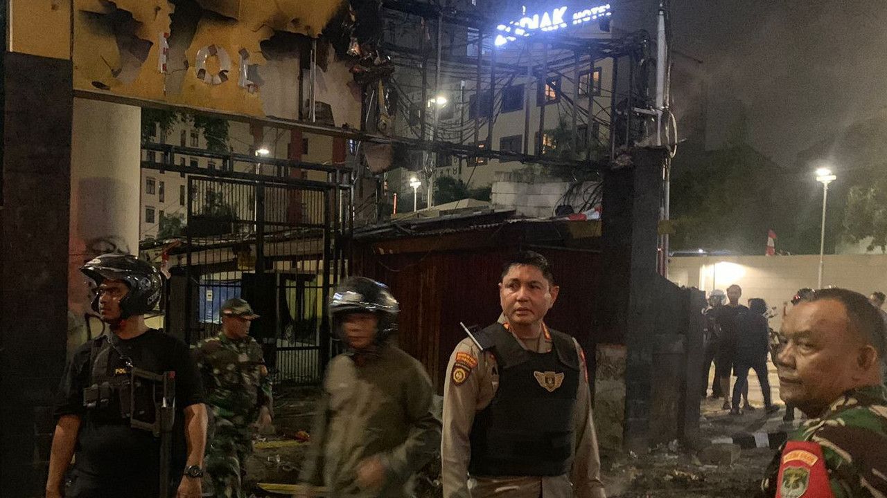 Massa Makin Nekat, Ingin Bakar Polsek Jatinegara, Polisi Menghalau