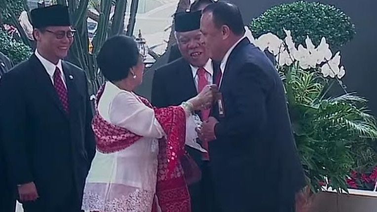 Momen Megawati Rapikan Dasi Ketua KPK Firli Bahuri saat Tiba di Gedung MPR/DPR RI