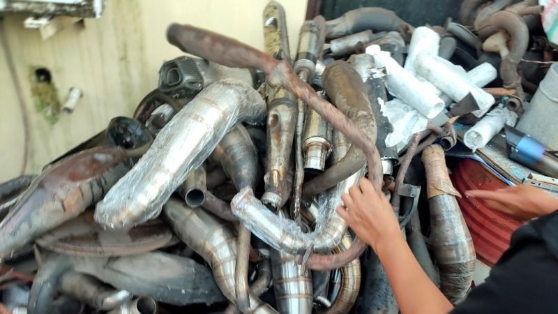 Momen Polisi 'Bertamu' ke Bengkel Pembuatan Knalpot Brong di Makassar