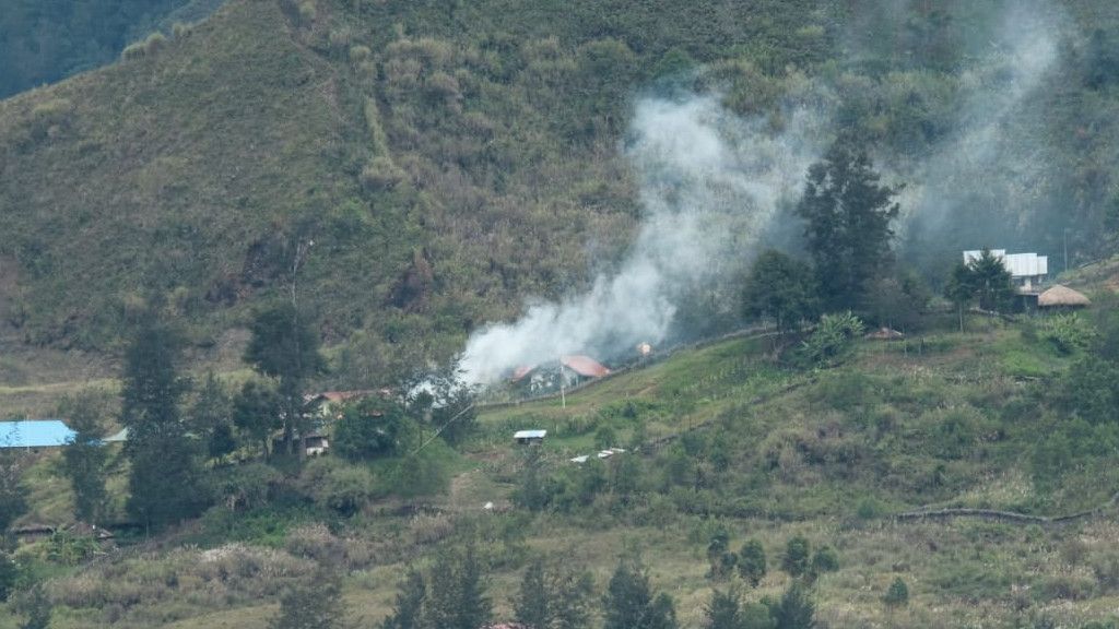 Bantu TNI Perbaiki Saluran Air yang Dirusak KKB, Rumah Warga Asli Papua di Kabupaten Puncak Dibakar