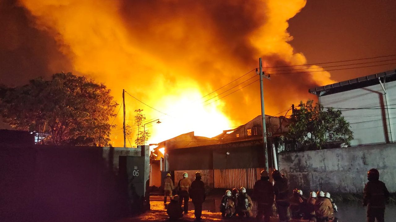 Empat Korban Kebakaran Gudang Tinner Surabaya Alami Luka Bakar Serius, Akan Jalani Operasi