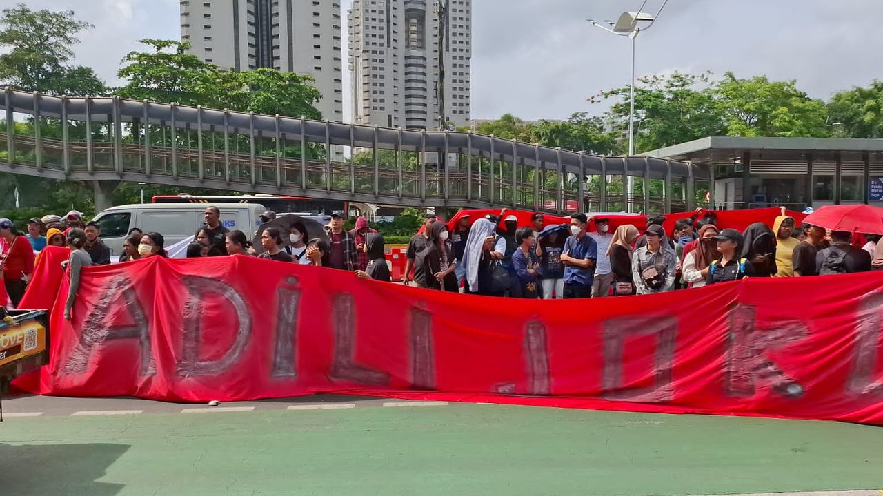 Massa ARM Geruduk Polda Metro Minta Kasus Pagar Laut Tangerang Diusut Tuntas