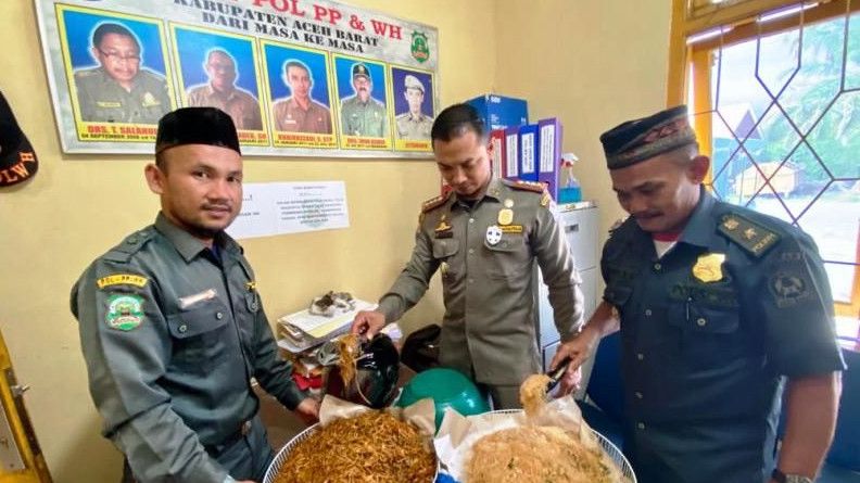 Aksi Satpol PP Aceh Sita Mie Goreng dari Pedagang yang Jualan Siang Hari saat Puasa, Pemilik Warung Bakal Dicambuk