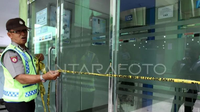 Satpam Bank Nekat Bobol Mesin ATM, Bawa Kabur Rp400 Juta Demi Beli iPhone 16