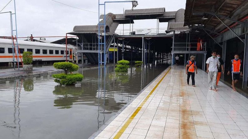 Suasana Terkini Banjir Semarang, Perjalanan KA Lintas Pantura Terganggu