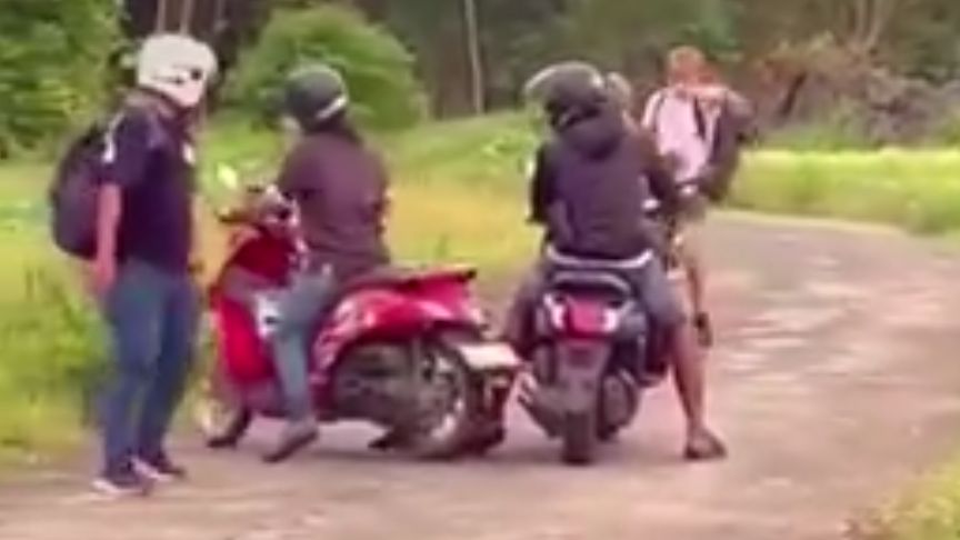 Turis Polandia Ngamuk, Terganggu Warga Lokal di Maros Sulsel yang Mengikuti dan Merekamnya