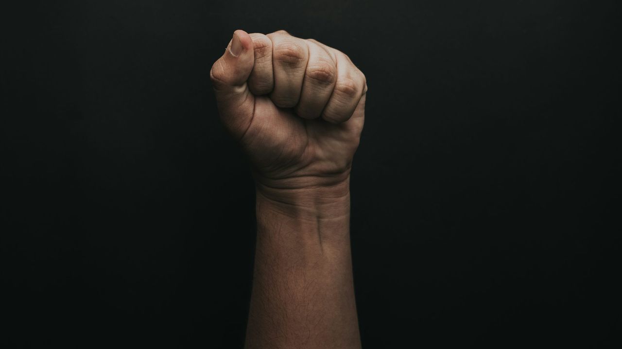 Bapak di Mataram Pukul Bayi yang Dipangku Ibu hingga Nangis Tak Bersuara, Keji!