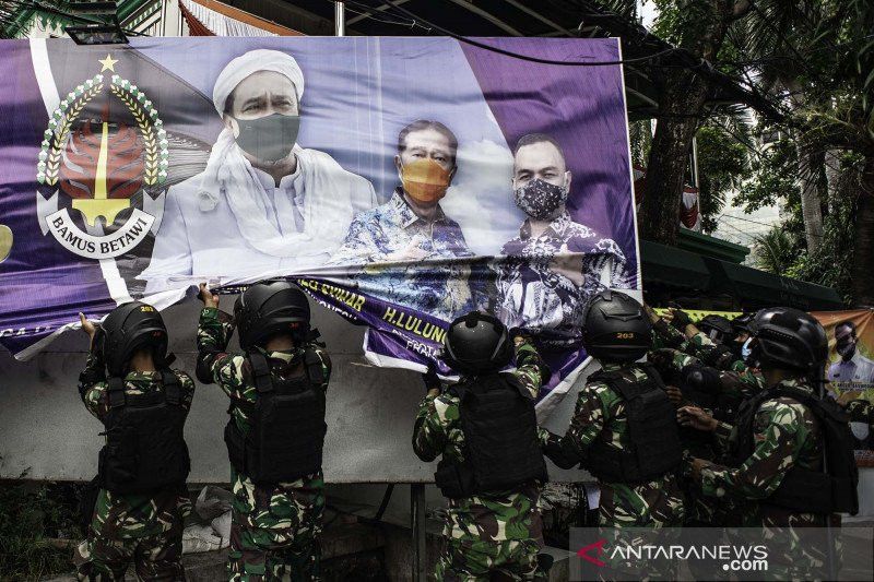 FPI Tuding Jokowi yang Perintahkan TNI untuk Turunkan Baliho Rizieq