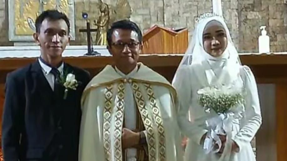 Viral Perempuan Berjilbab Pemberkatan Nikah di Gereja, Wamenag: Tak Tercatat di KUA