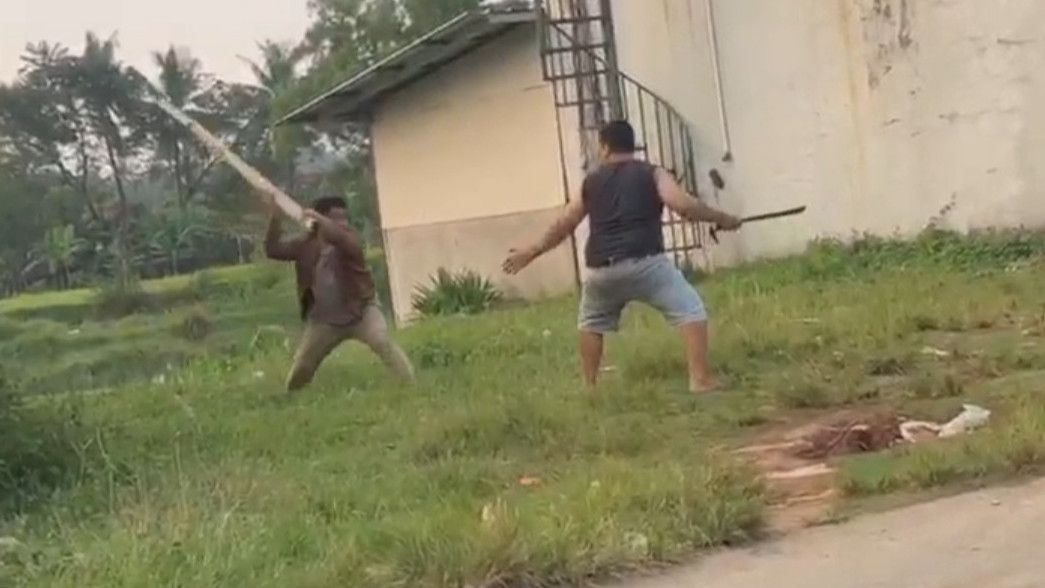 2 Pria Duel Pakai Bambu dan Parang di Serang Baru Bekasi Diduga Gegara Salah Paham Transfer Uang