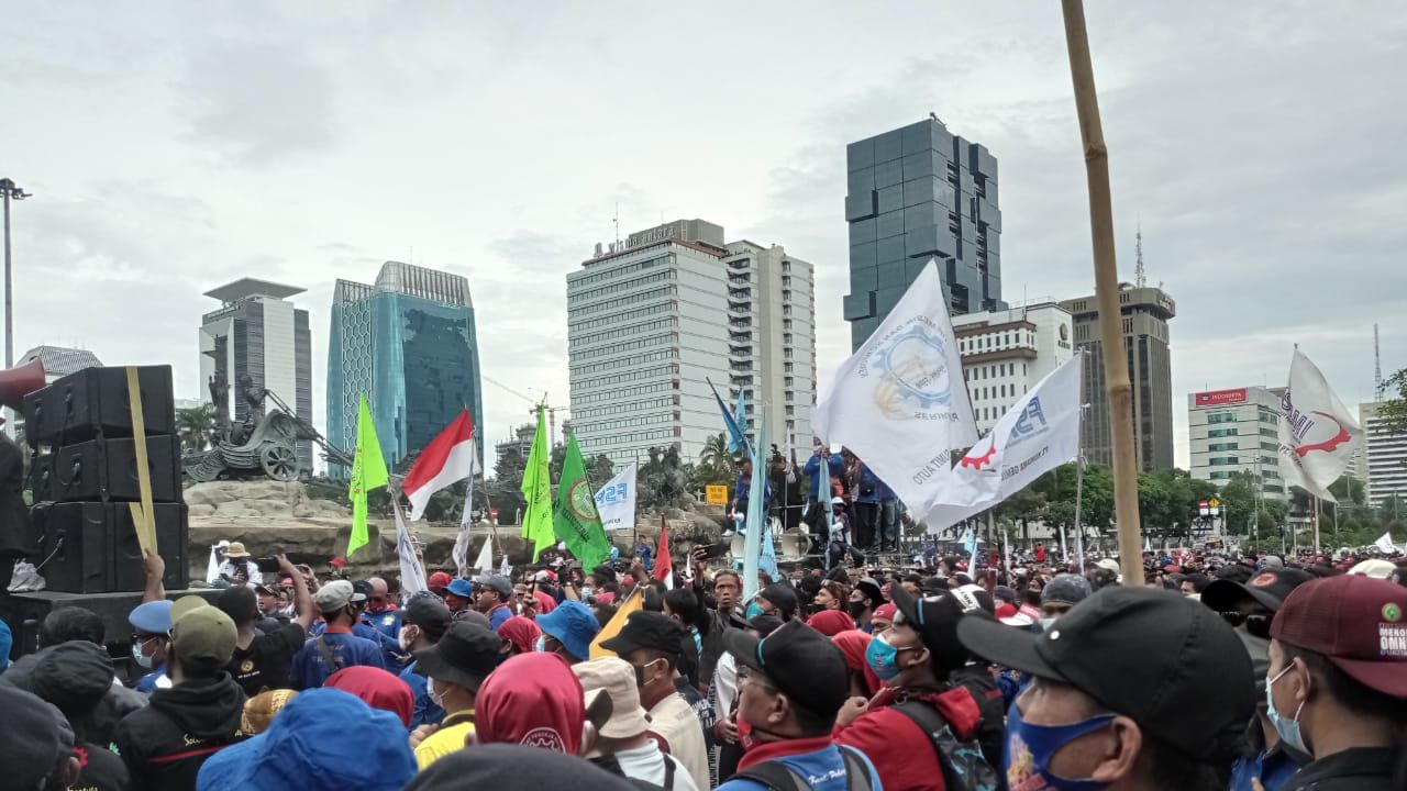 Presiden Jokowi Ada di Istana, Kenapa Ogah Temui Buruh yang Unjuk Rasa?