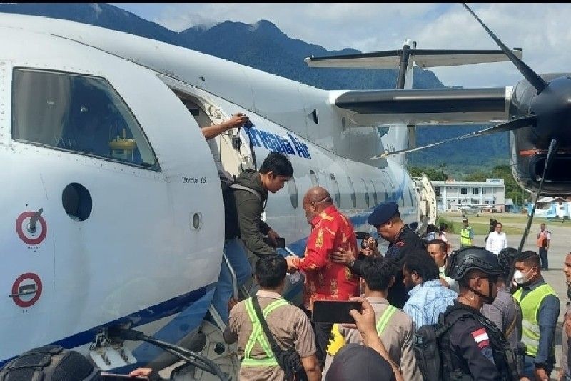 Usai Ditangkap KPK, Gubernur Papua Lukas Enembe Langsung Diterbangkan ke Jakarta Melalui Manado