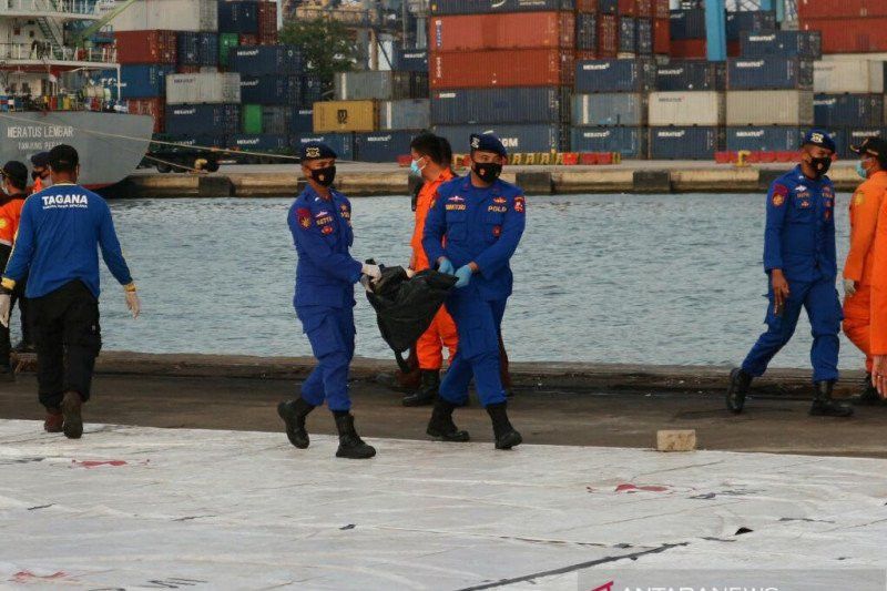 Basarnas Evakuasi 17 Kantong Jenazah Korban Sriwijaya Air SJ182