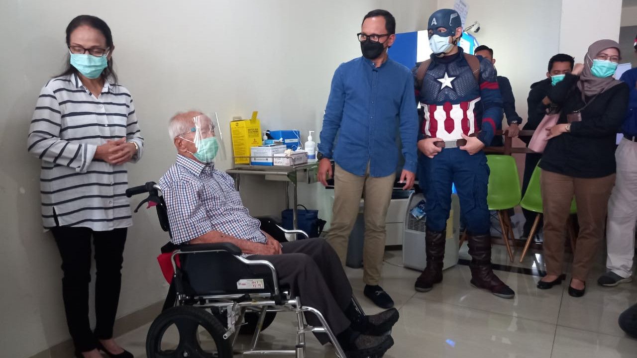 Cerita Wirjawan, Kakek 104 Tahun di Bogor Jadi Peserta Vaksin Tertua di Indonesia, Disuntik sama 'Captain America'