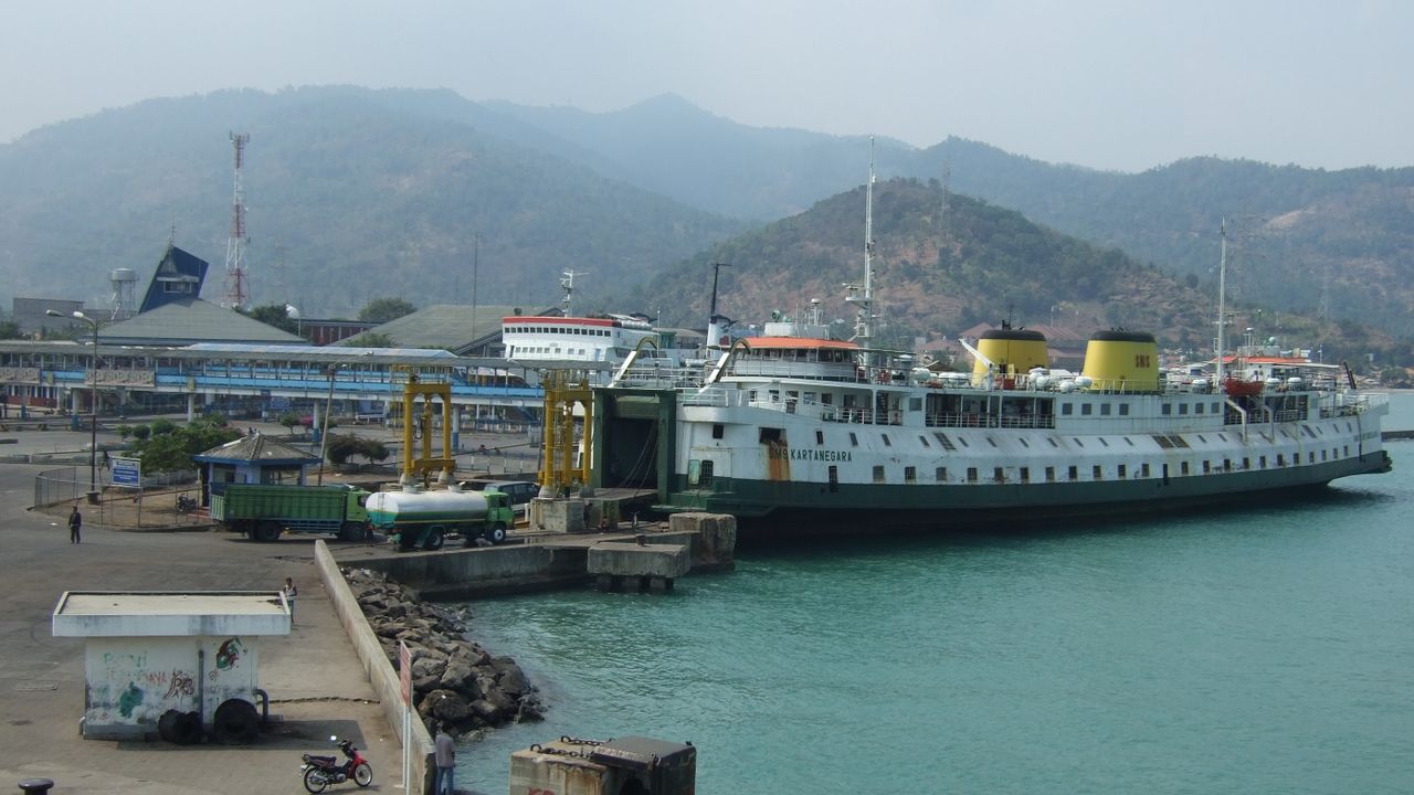 Gelombang Tinggi Potensi Landa Perairan Merak-Bakauheni, ASDP Minta Jasa Kapal Ferry Hati-hati