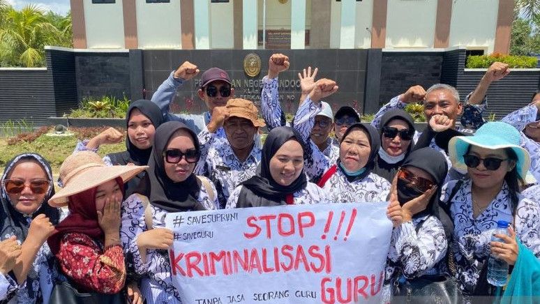 Ribuan Guru Berikan Dukungan ke Supriyani Jalani Sidang Perdana di PN Andoolo Konawe Selatan