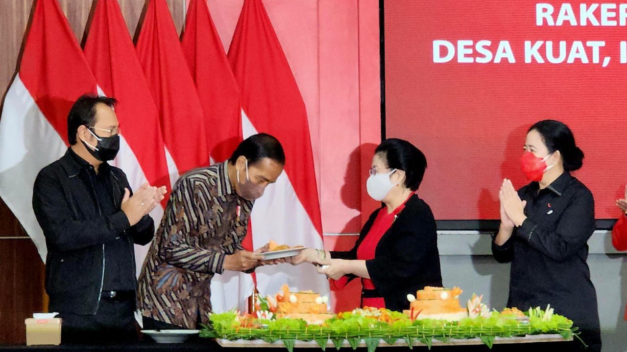 Megawati Beri Kejutan di Hari Ulang Tahun, Jokowi: Seumur-umur Saya Tak Pernah Ulang Tahun Dirayakan