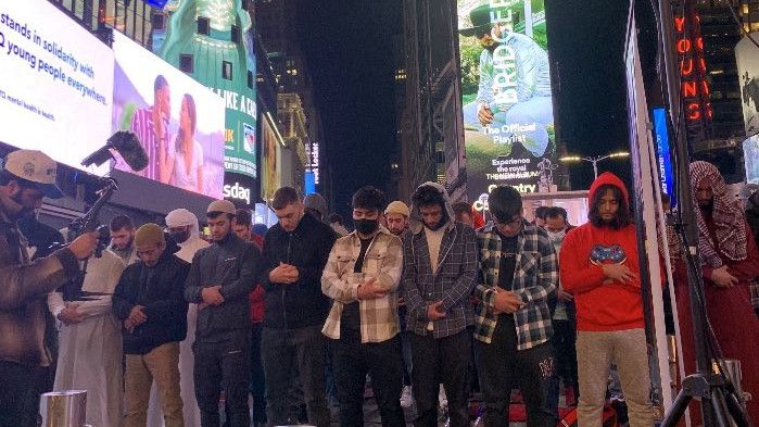 Heboh Salat Tarawih Berjemaah di New York Times Square, Shamsi Ali: Bukan karena Kurang Masjid...