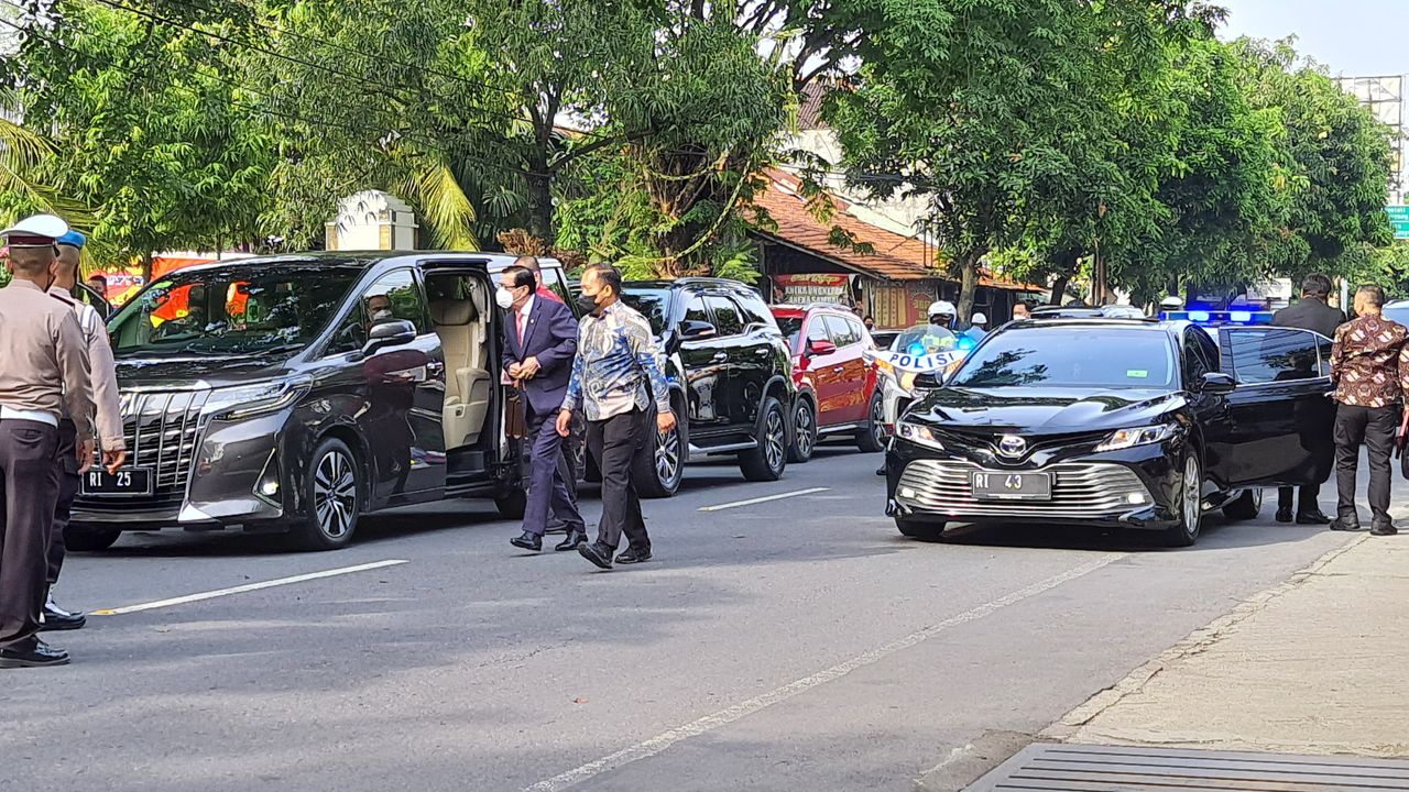Pejabat Negara Mulai Berdatangan ke Akad Nikah Adik Jokowi dan Ketua MK Anwar Usman