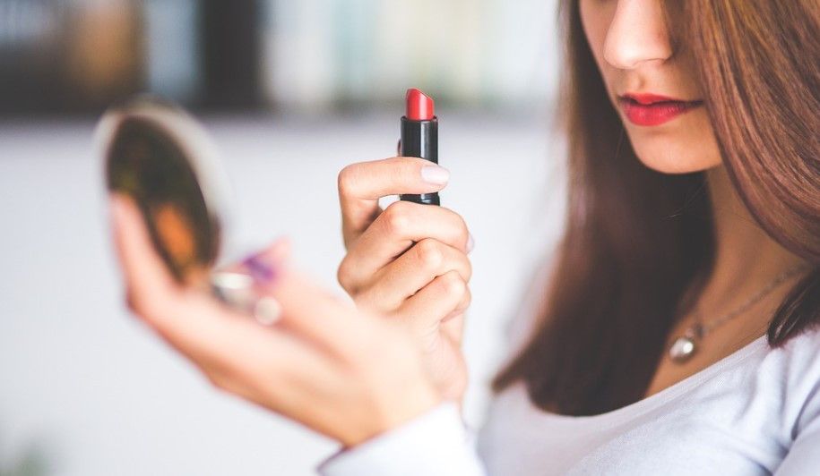 Hukum Memakai Lipstik saat Puasa dan Berbagai Hal yang Membatalkan Puasa