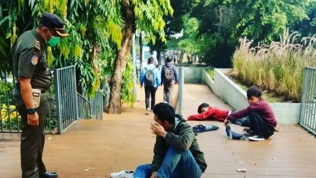 Remaja 'SCBD' Tidur di Jalur Pedestrian, Wagub DKI ke Satpol PP: Mereka Harus Pulang Sebelum Jam 12 Malam