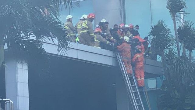 Banyak Karyawan Terjebak Kebakaran di Gedung Cyber, 2 Orang Tewas