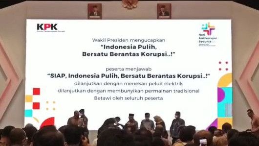 Momen Ketua KPK Cium Tangan Wapres Ma'ruf Amin di Acara Hakordia 2022
