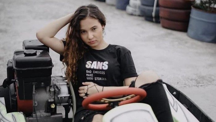 Artis FTV Amanda Larasati Kecelakaan, Mobilnya Terguling Usai Tabrak Gerobak