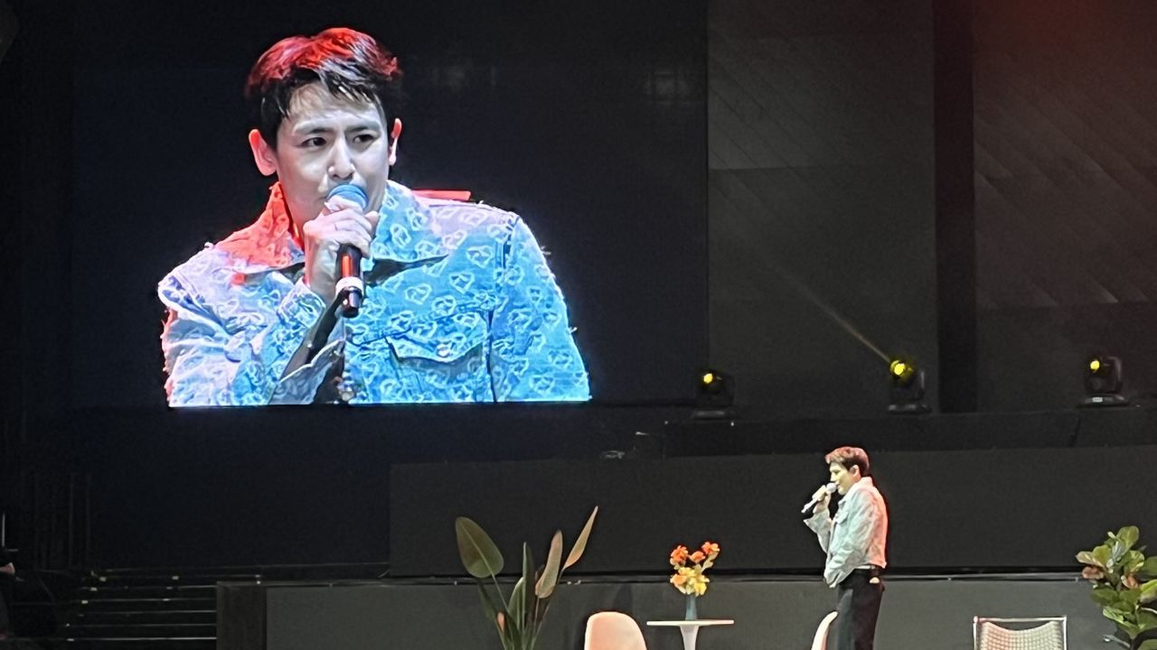Nichkhun 2PM Nyanyi “Pandangan Pertama” dan “Satu Satu Aku Sayang Ibu” Saat Fan Meeting di Jakarta, Seru!