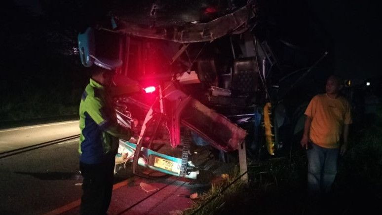 Kecelakaan Bus dengan Truk Tronton di Tol Cipali, 8 Orang Luka-luka