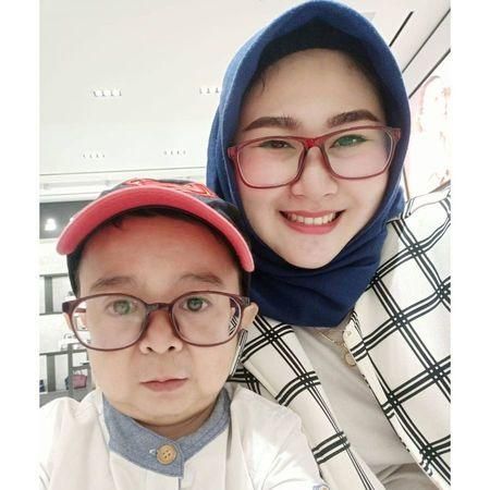 Daus Mini bersama istri, Shelvie Hana Wijaya (Foto: Instagram/@dausminiasli)