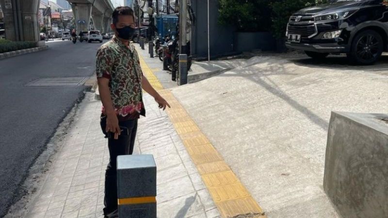 Unik, Ada Trotoar Bisa Bikin Warga Berjalan Miring di Jakbar, Pemkot: Bongkar!