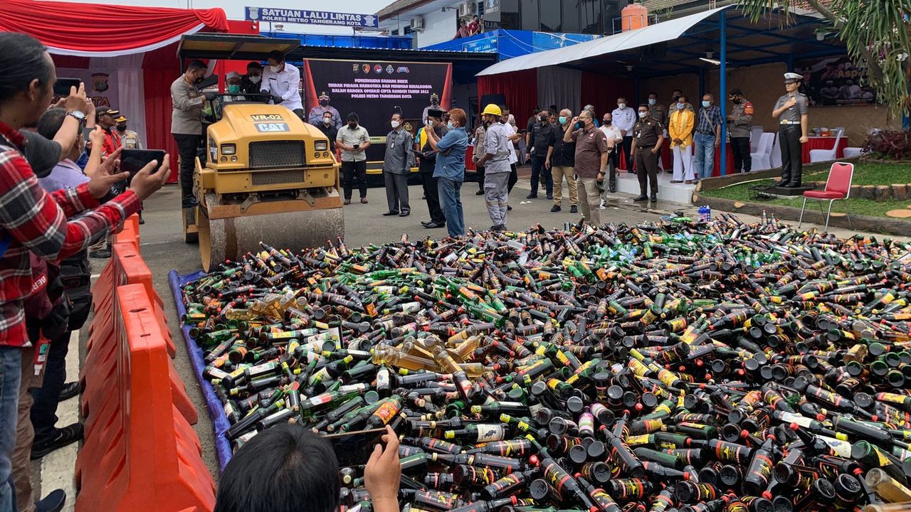 Momen Polisi Musnahkan Ribuan Botol Miras Termasuk Anggur Merah Cap Orangtua dan Sabu