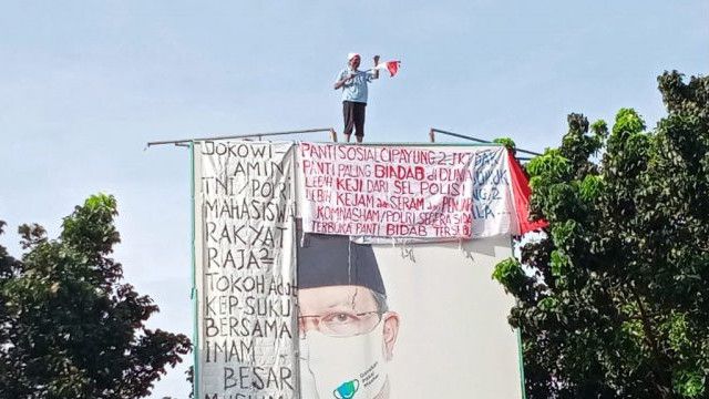Agustinus Woro Kembali Panjat Baliho di Kebayoran Baru, Sampaikan Pesan Ini untuk Jokowi