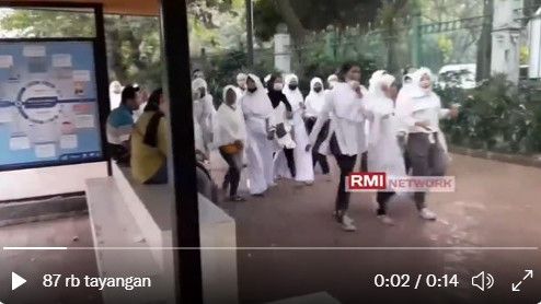 Habis Deklarasi Dukung Anies, Perempuan yang Ngaku Anggota FPI Lepas Jilbab di Jalanan
