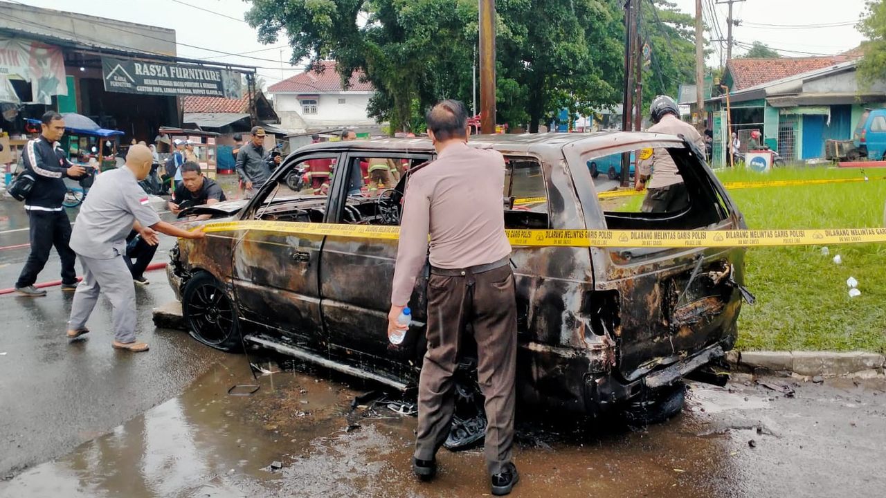 Usai Isi Bensin di SPBU, Mobil Kijang Terbakar di Depan Pom Bensin Leuwiliang Bogor