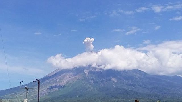 Gunung Semeru Kembali Erupsi Minggu Pagi, Letusan Sejauh 700 Meter