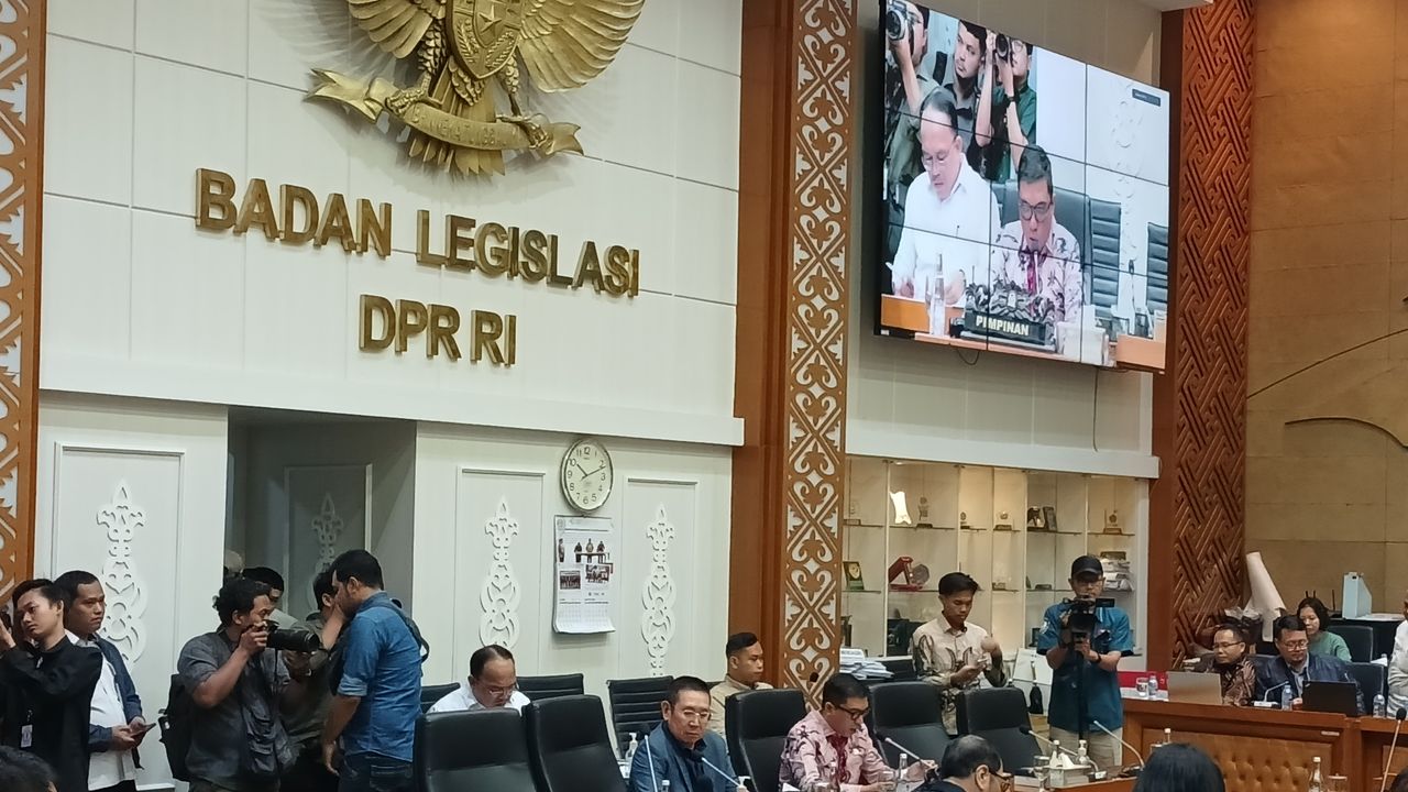 Sempat Debat Ikut Putusan MA atau MK, DPR Setujui Batas Usia Cagub Tetap 30 Tahun Dihitung Sejak Pelantikan