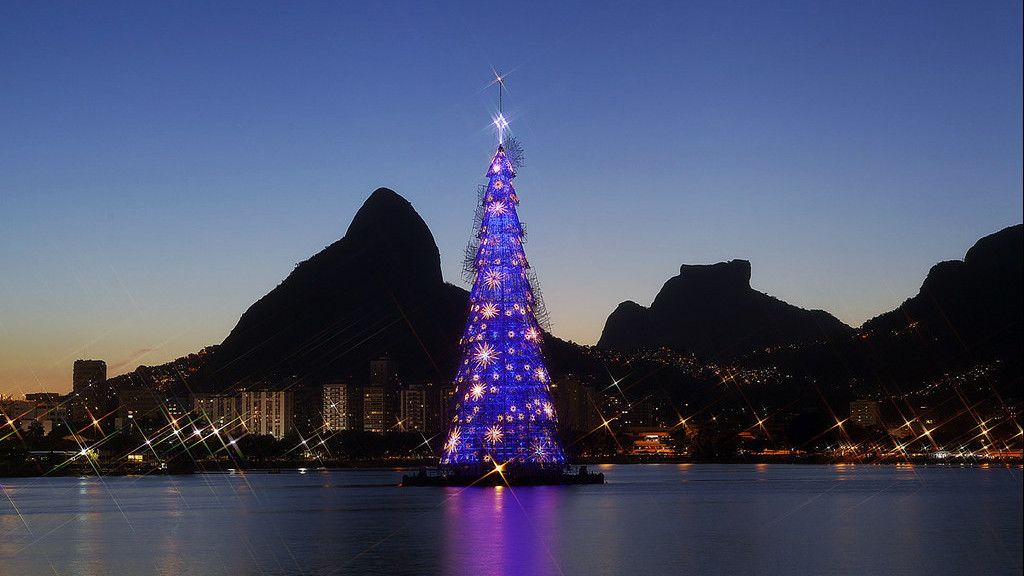 Beberapa Pohon Natal Terbesar di Dunia dengan Hiasan yang Indah