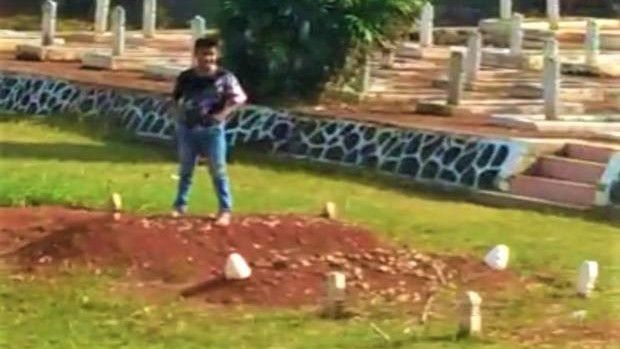 Ingin Viral, Remaja Ini Injak dan Cabut Nisan di Taman Makam Pahlawan
