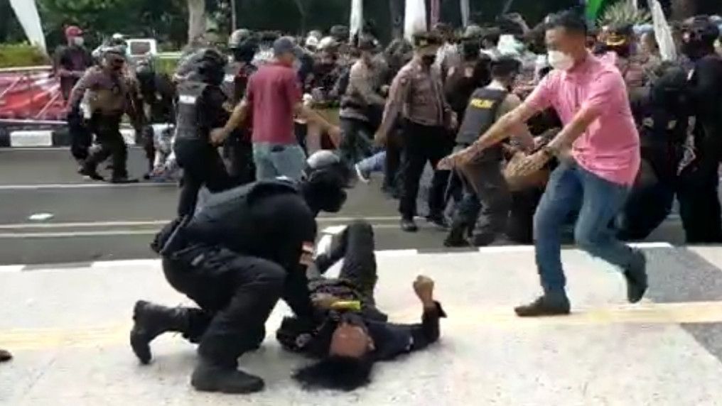 Polisi 'Smackdown' Mahasiswa di Tangerang, LBH Jakarta: Hanya Minta Maaf Tidak Cukup!