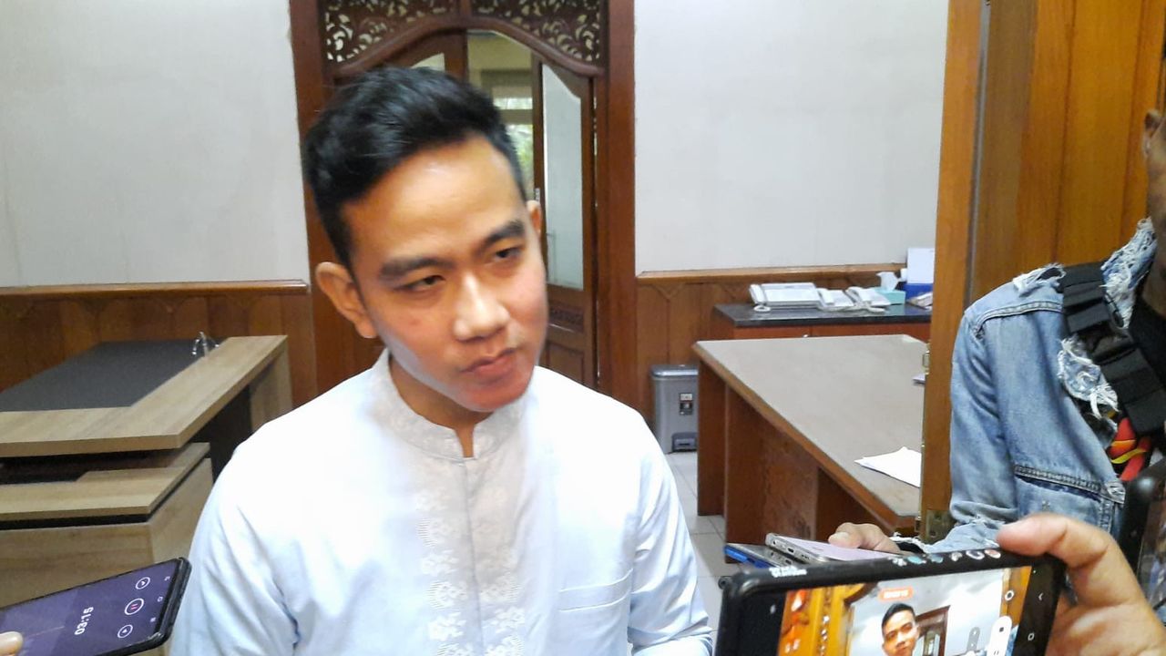 Gibran Akui Kenakan Baju Koko Mirip Ibas Yudhoyono Pertama Kali Masuk Kerja, Kode Apa?