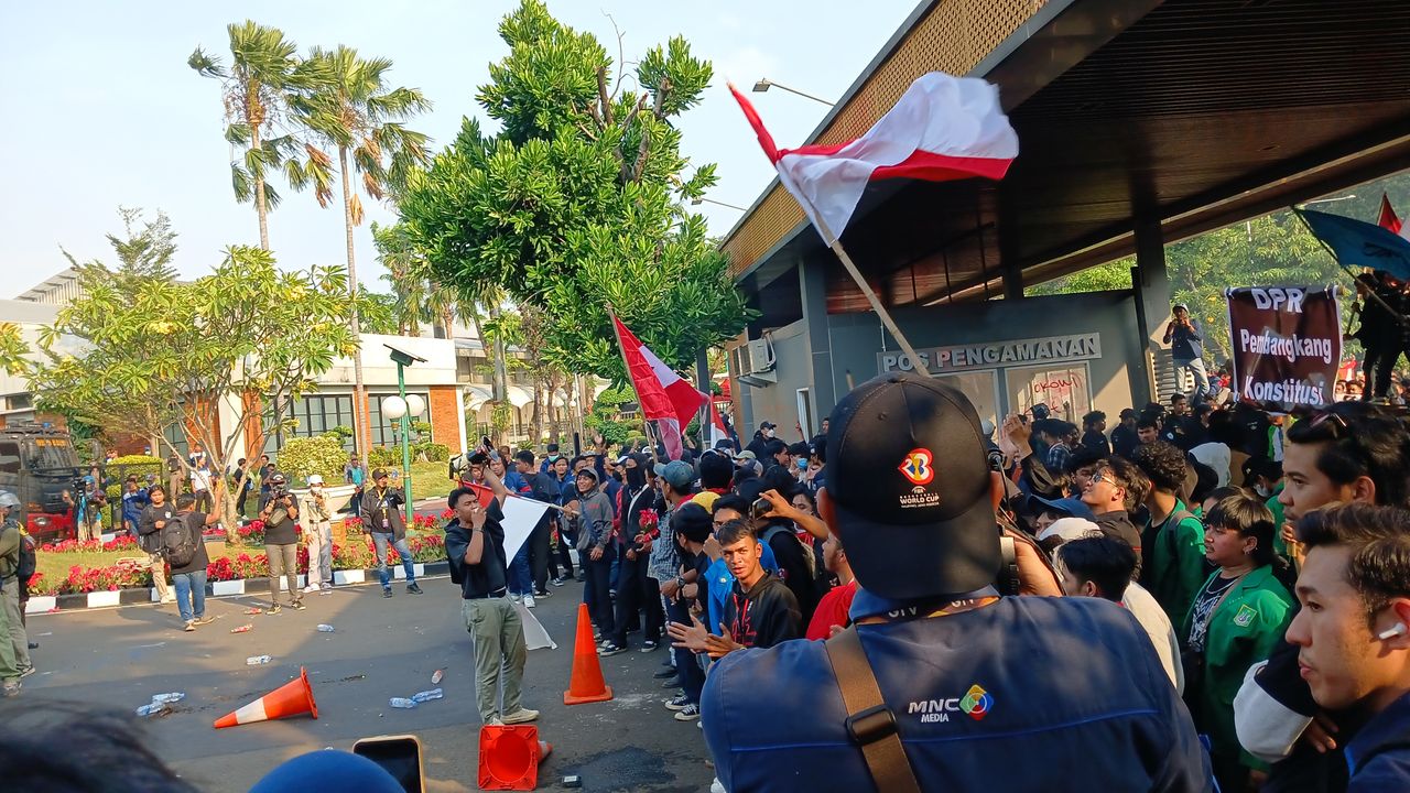 Demo DPR Ricuh: Polisi Berhadapan dengan Mahasiswa, Botol Air Melayang