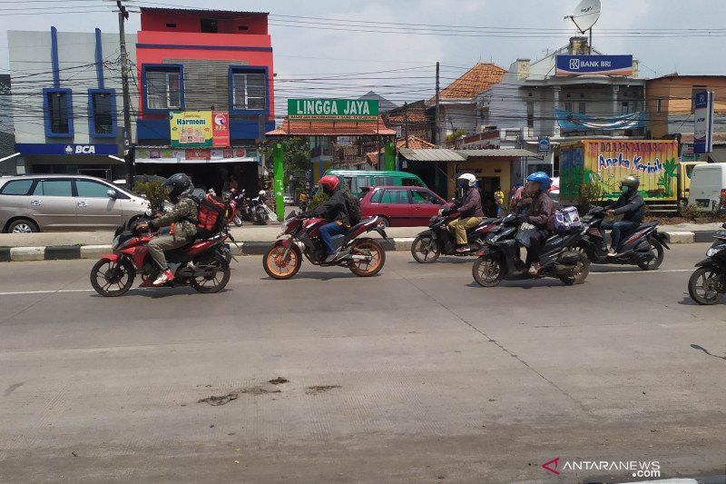 Pemudik Bermotor dengan Ransel Besar Mulai Dominasi Jalan Raya Bandung-Garut