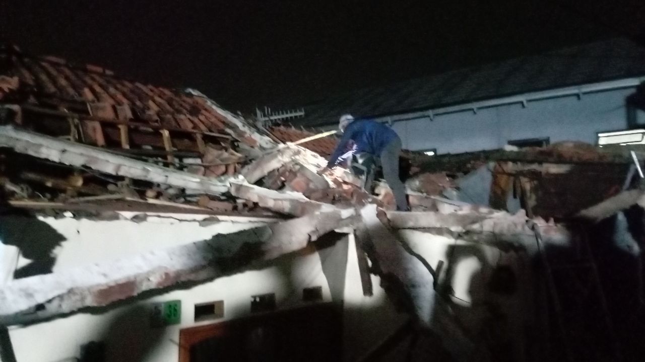 Tembok Pull Bus Roboh dan Timpa Tiga Rumah di Bogor, Lima Orang Terluka
