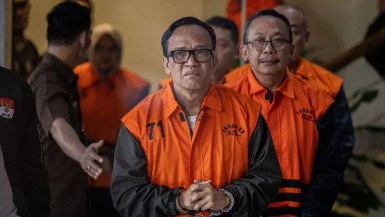 KPK Geledah Rumah Eks Wamenaker Immanuel Ebenezer, Satu Mobil Toyota Alphard Disita